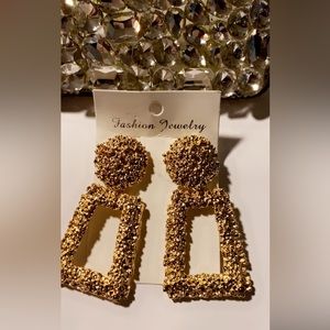 NWT Brand new with bag gold earrings, perfect for all occasions!